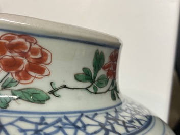 Un vase couvert en porcelaine de Chine wucai, &eacute;poque Transition